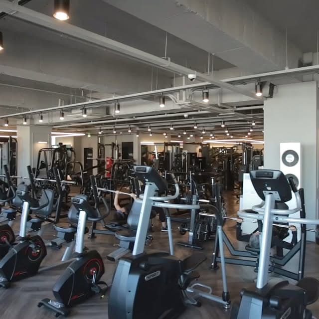 MAXOUT 정발산점의 넓게 열린 유산소·머신 공간